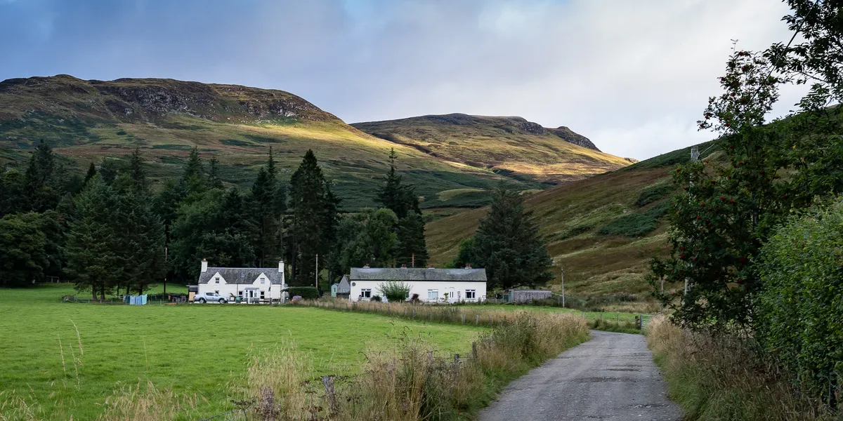 The starting path heading through the two farmhouses