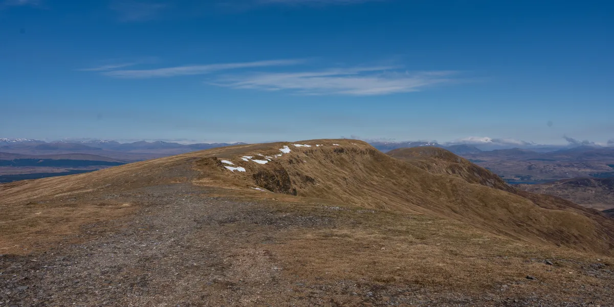 Walking along the ridge of Meall Bhuide