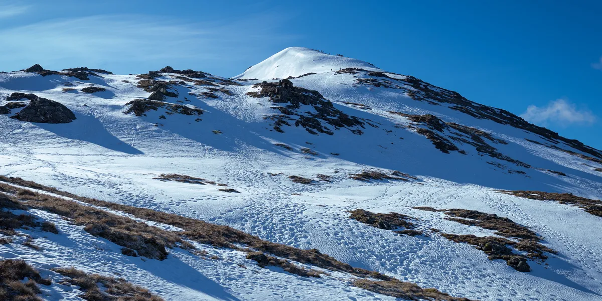 Snow-covered slopes on the approach to Stob Dubh